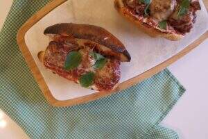 sanduiche-com-bolinho-de-carne