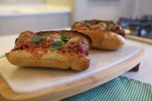 sanduiche-com-bolinho-de-carne-na-tabua