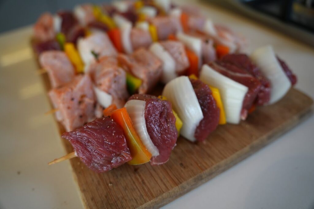 Montagem de espetinhos de carne na Air Fryer