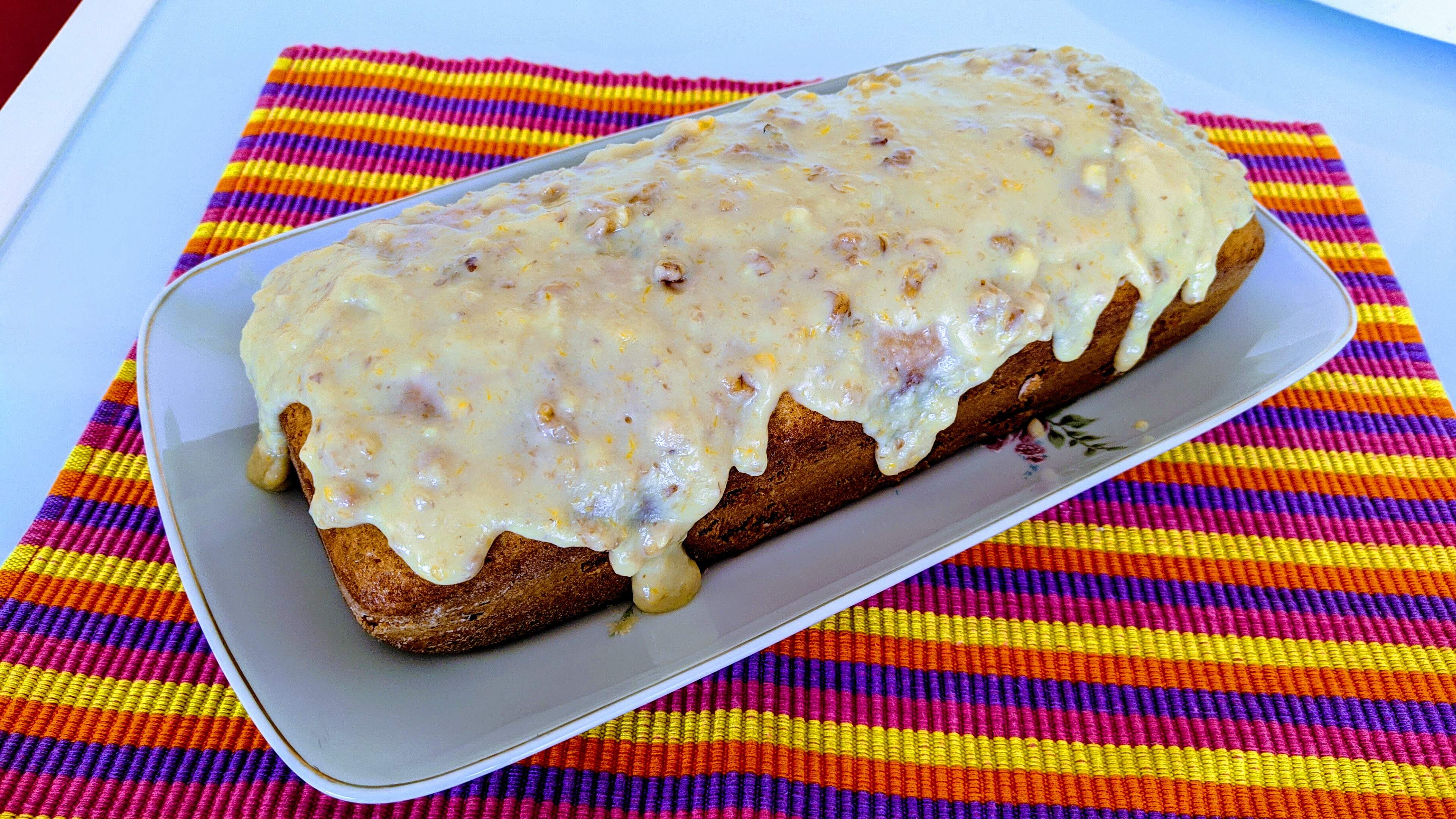 Bolo de nozes com cobertura de creme belga e nozes