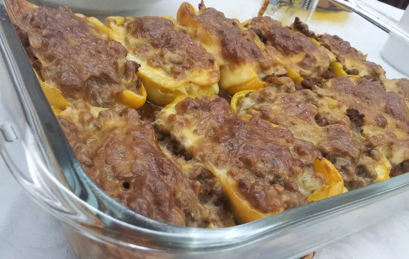 Pimentões Recheados com Queijo Gratinado Por Cima