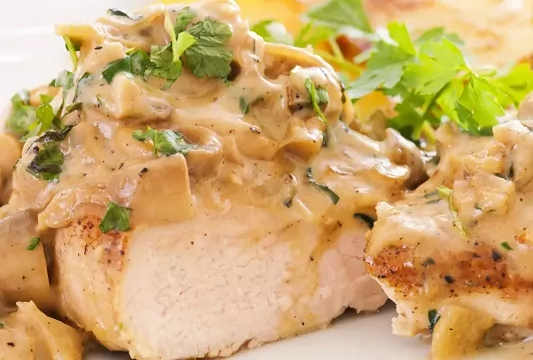 Frango grelhado com molho mostarda e champignon