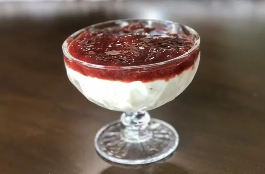 Manjar de coco com calda de morango