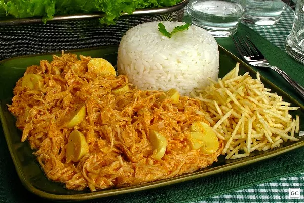 Receita de strogonoff de frango desfiado