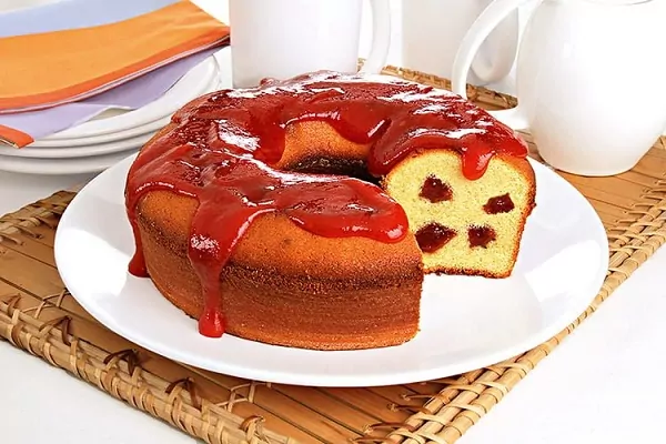 Receita de bolo de iogurte com goiabada