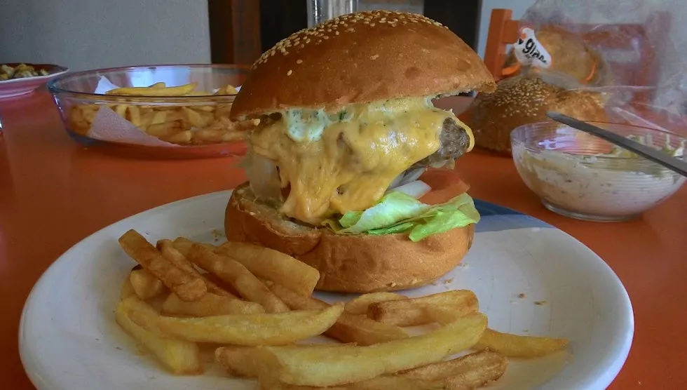 hamburger caseiro com maionese verde