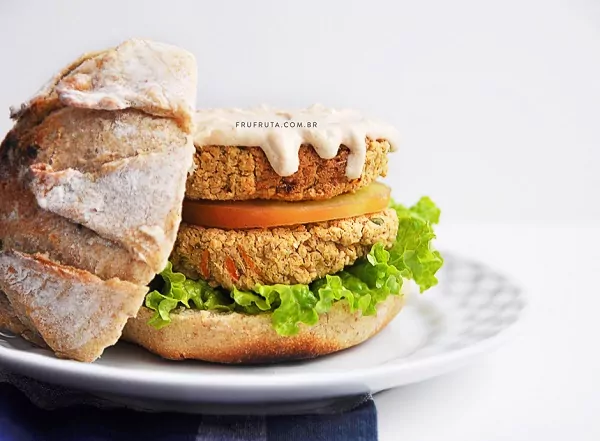 Receita de hambúrguer de grão-de-bico com molho de tahine
