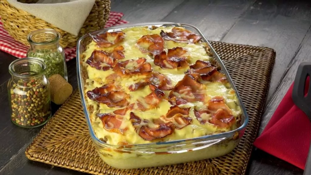 Caçarola de couve-flor, carne moída, queijo e presunto