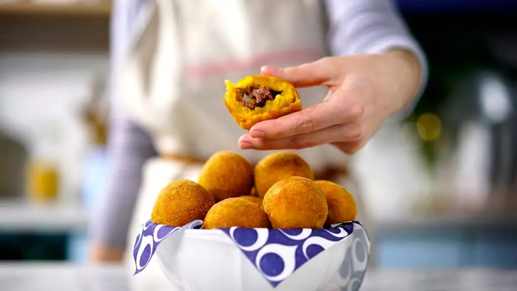 Receita de pão de queijo de abóbora recheado com carne seca