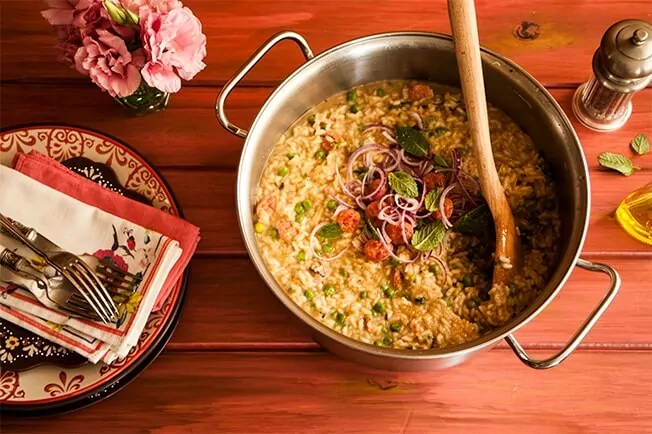Receita de risoto com linguiça toscana com ervilha fresca e hortelã