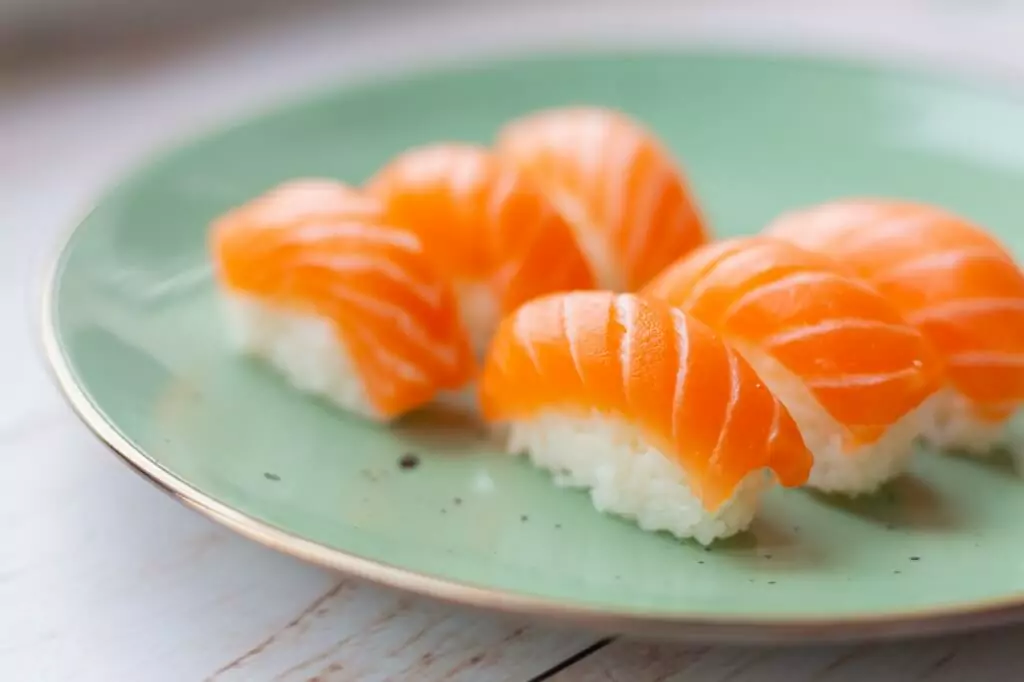 Aprenda a preparar sushi em casa com 6 receitas