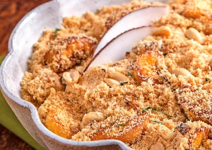 Farofa de amendoim com banana da terra