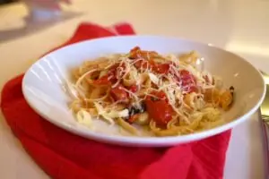 macarrao-tomate-com-queijo-brie