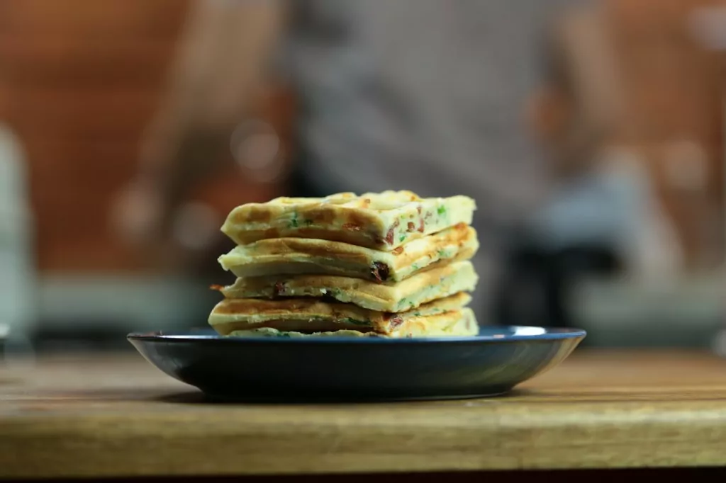 waffle de queijo e bacon