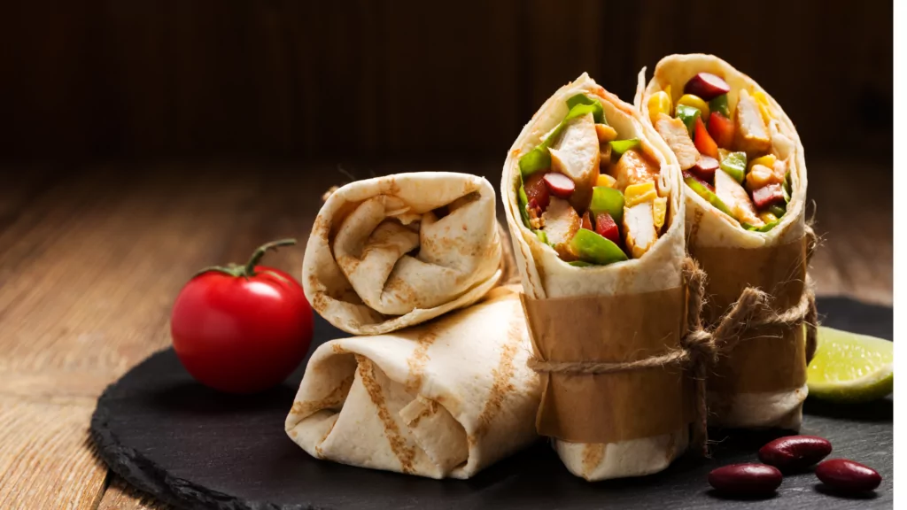 Wrap mediterrâneo, uma combinação de ingredientes mediterrâneos enrolado no wrap