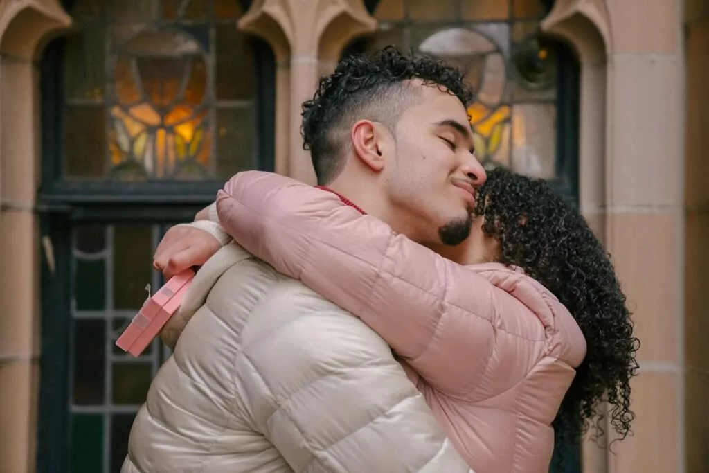 Casal de namorados trocando presentes e se abraçando