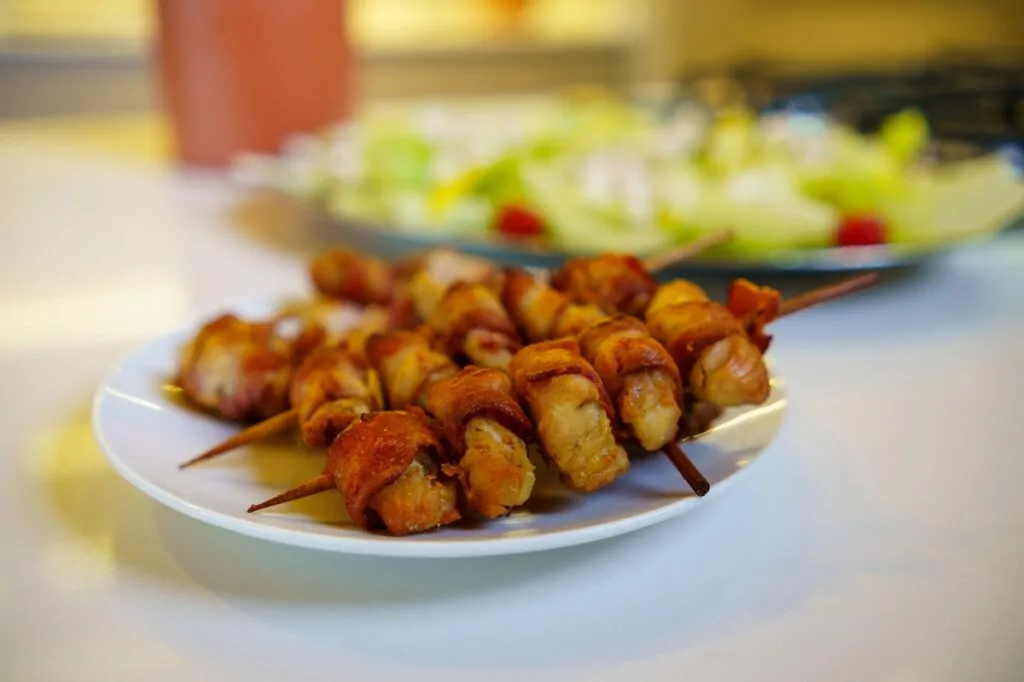 Espetinho de medalhão de frango com bacon na Air Fryer