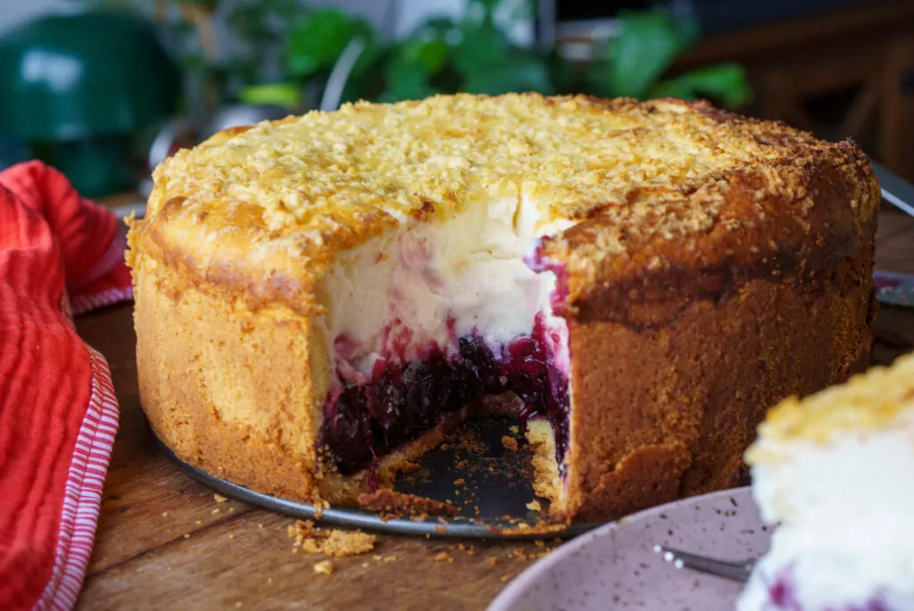 Bolo de iogurte com cerejas