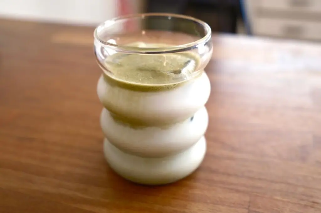 Matchá latte gelado