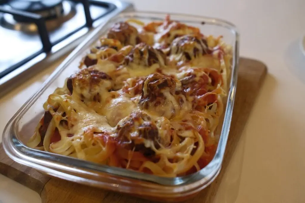 receita de macarrão com almôndegas na travessa
