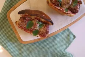 sanduiche-com-bolinho-de-carne